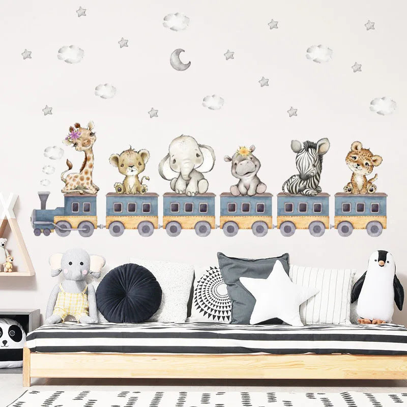 Babydjur åker tåg väggdekor - Lekfull design - Barnrumsdekor - Väggdekorshopen
