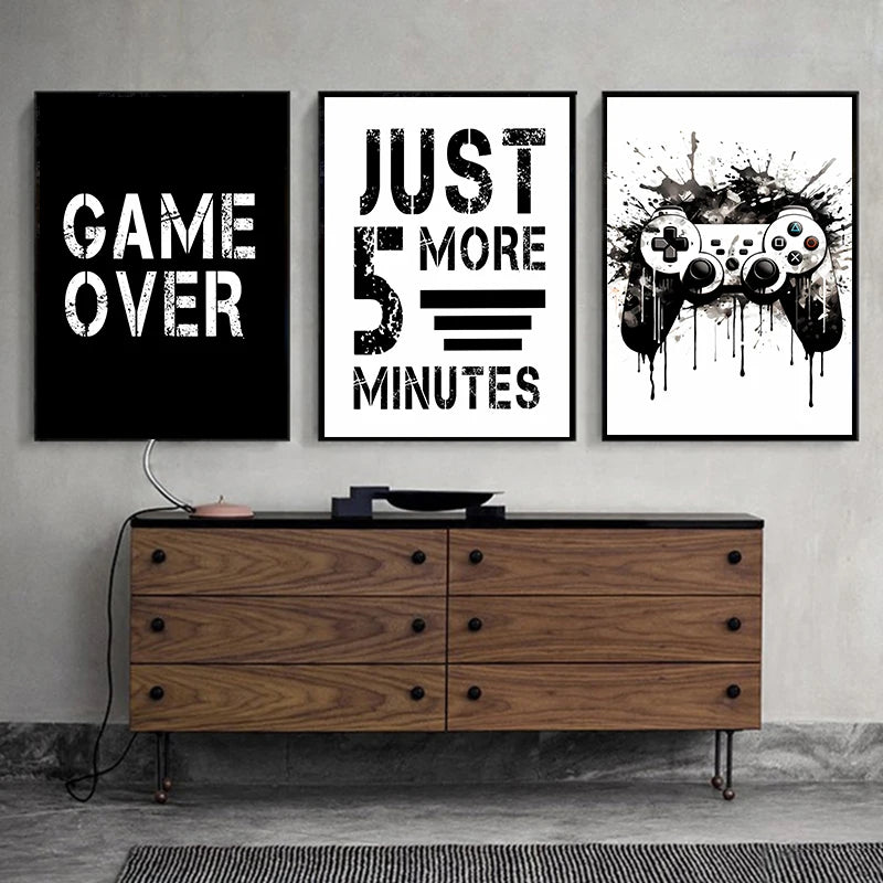 Gaming poster med kontroller - Svartvit design - Spelmotiv med citat - Väggdekorshopen