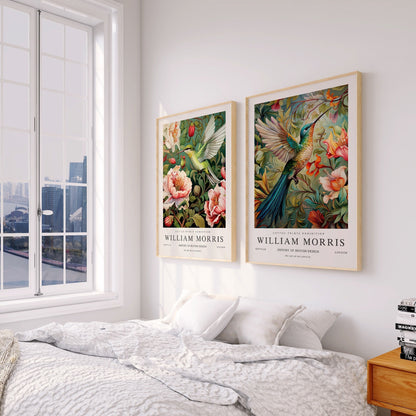 Set med 2 posters med vackra blommor och kolibrier