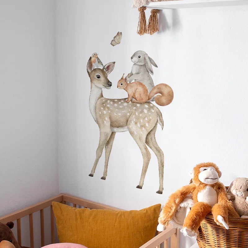 Hjort med skogsdjur väggdekor - Naturinspirerad design - Skogsdjursmotiv - Väggdekorshopen	