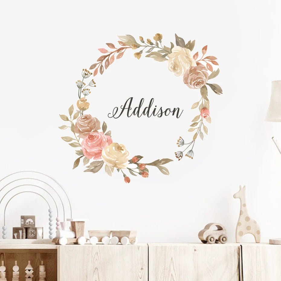 Personlig blomkrans väggdekor - Anpassningsbar text - 40x40cm - Blommig design - Väggdekorshopen	